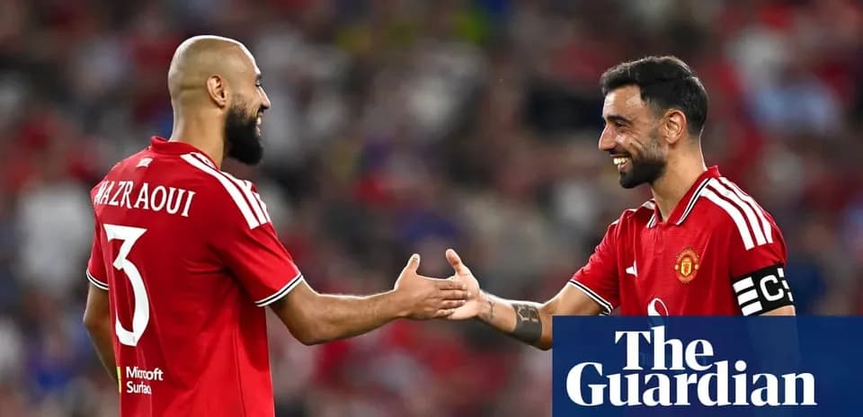 Jugadores de Manchester United se dan la mano en el campo