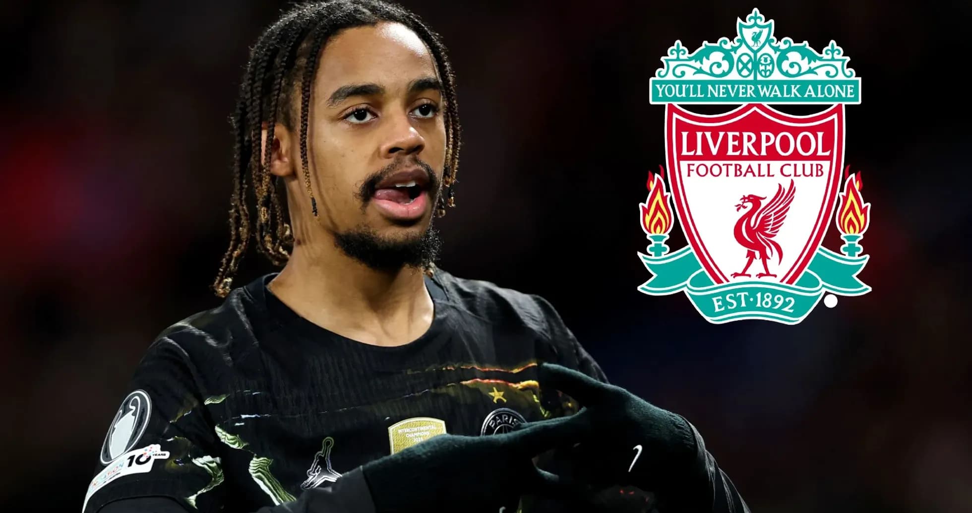 Jugador señalando el escudo del Liverpool FC
