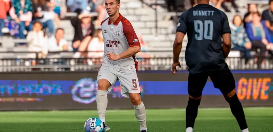 Jugador de Colorado Springs con el balón