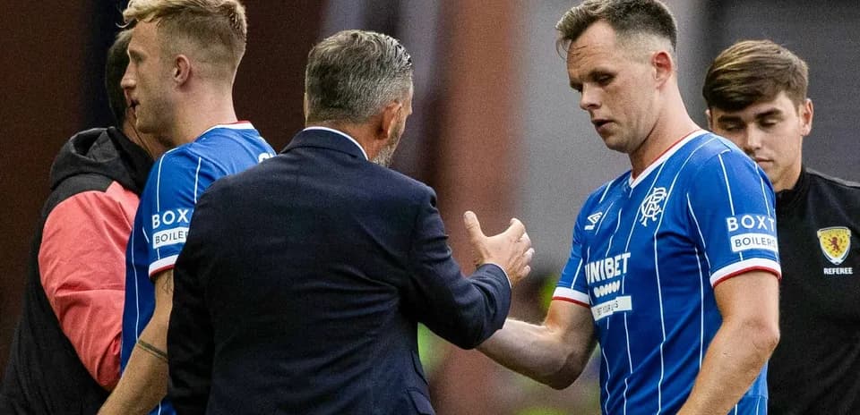 Jugadores del Rangers saludando al entrenador tras el partido