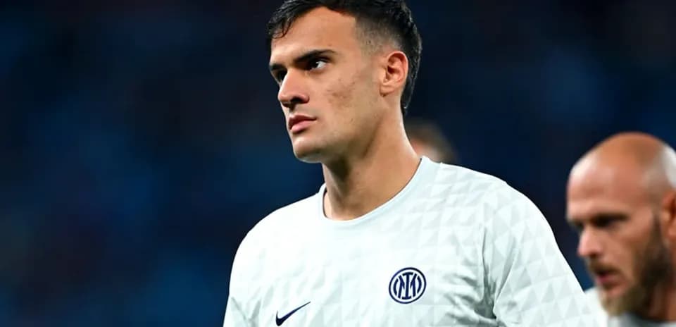 Jugador de Inter de pie en el campo de fútbol