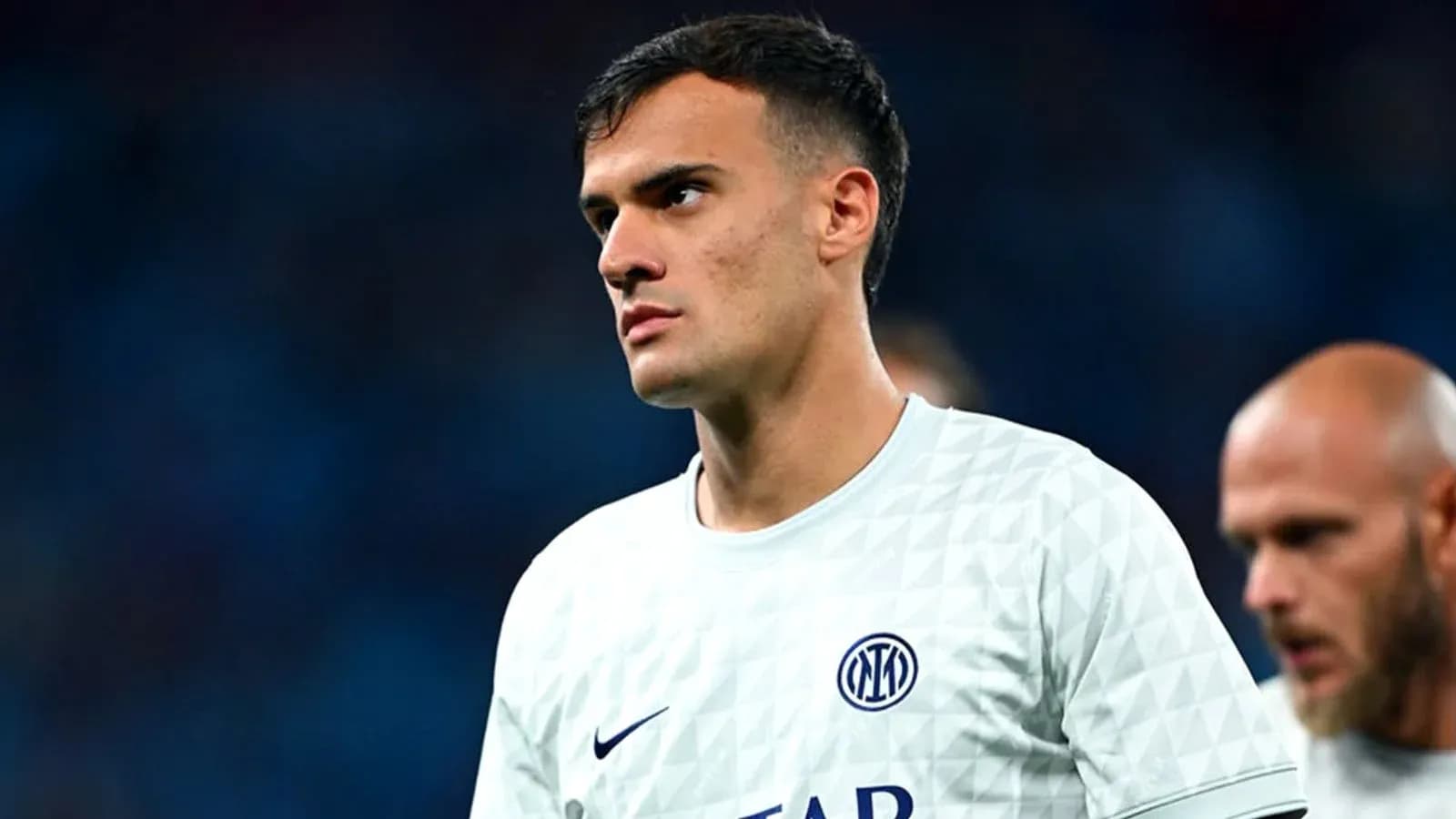 Jugador de Inter de pie en el campo de fútbol