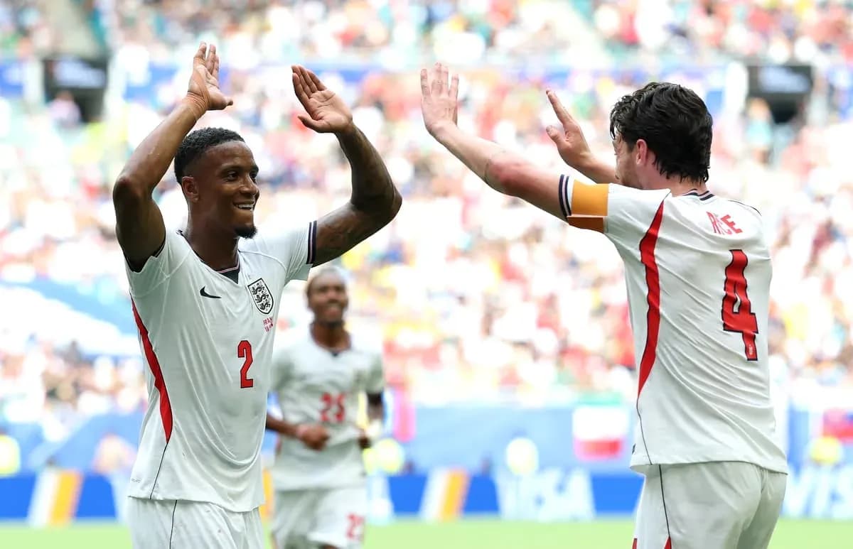 Jugadores de Inglaterra celebrando un gol en el partido