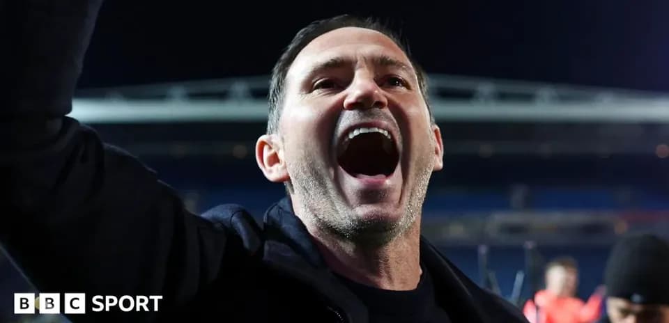 Entrenador celebrando tras el partido con entusiasmo