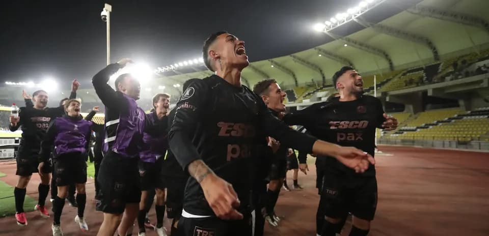 Jugadores de Platense celebrando la victoria