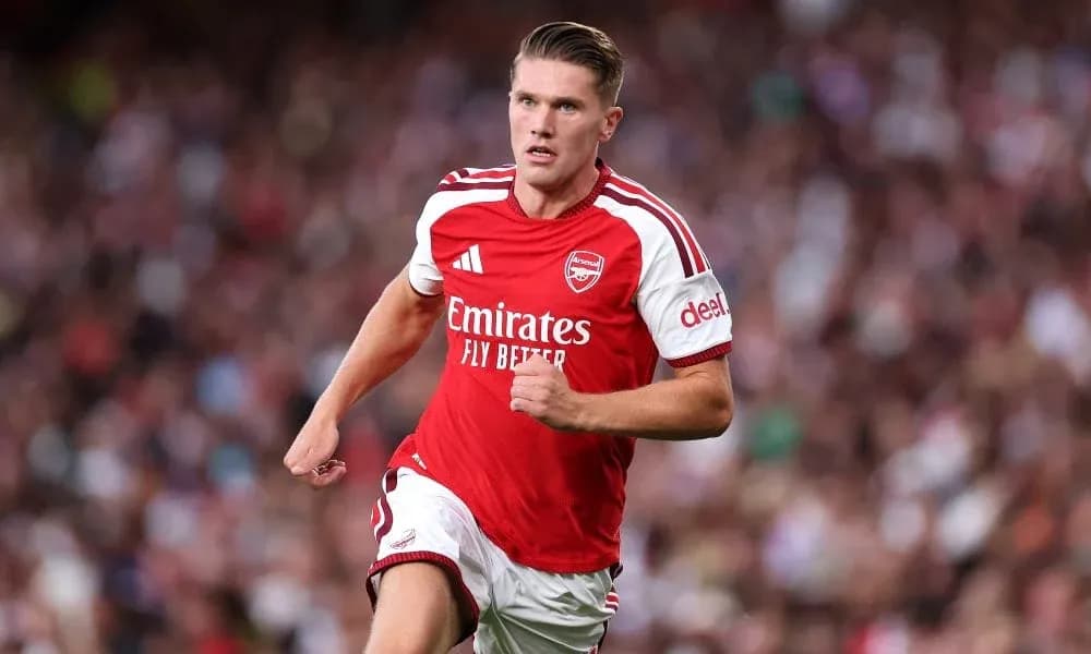 Jugador de Arsenal corriendo durante un partido