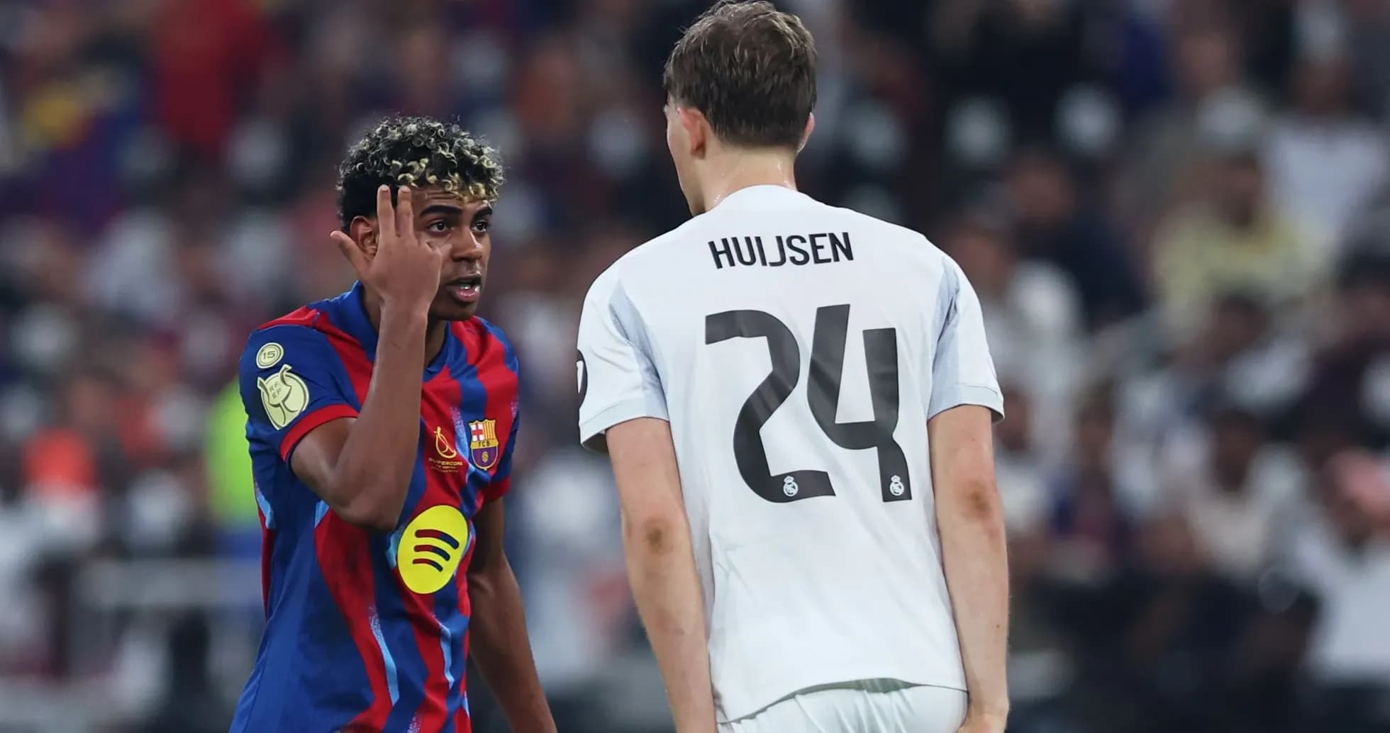 Jugador de Barcelona discutiendo con rival de Real Madrid