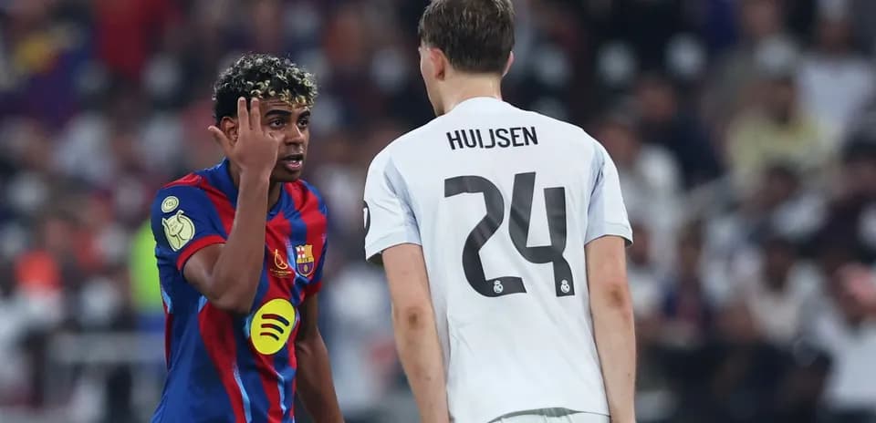 Jugador de Barcelona discutiendo con rival de Real Madrid