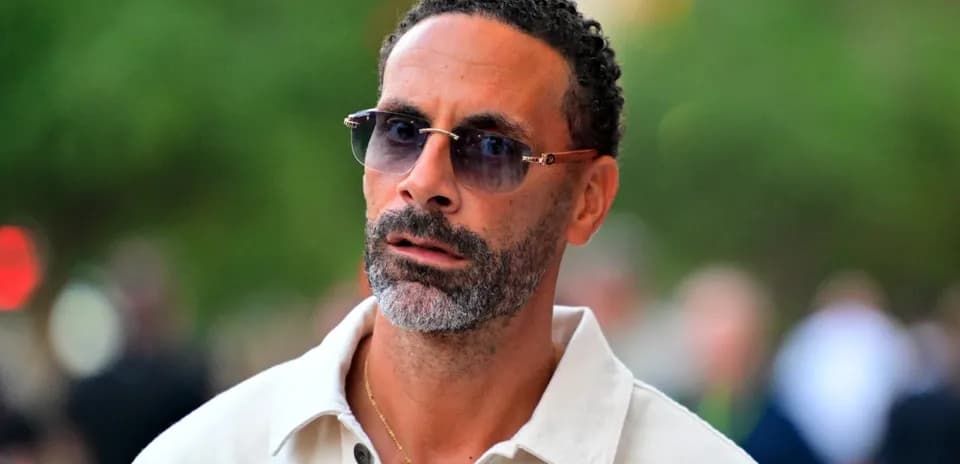 Hombre con gafas de sol caminando por la calle