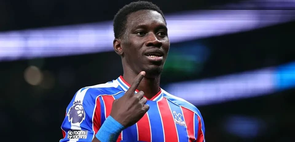 Jugador de Crystal Palace señalando durante el partido