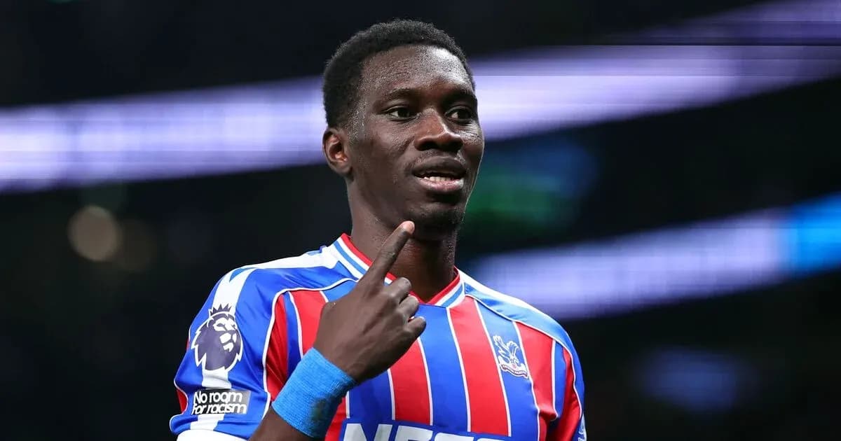 Jugador de Crystal Palace señalando durante el partido