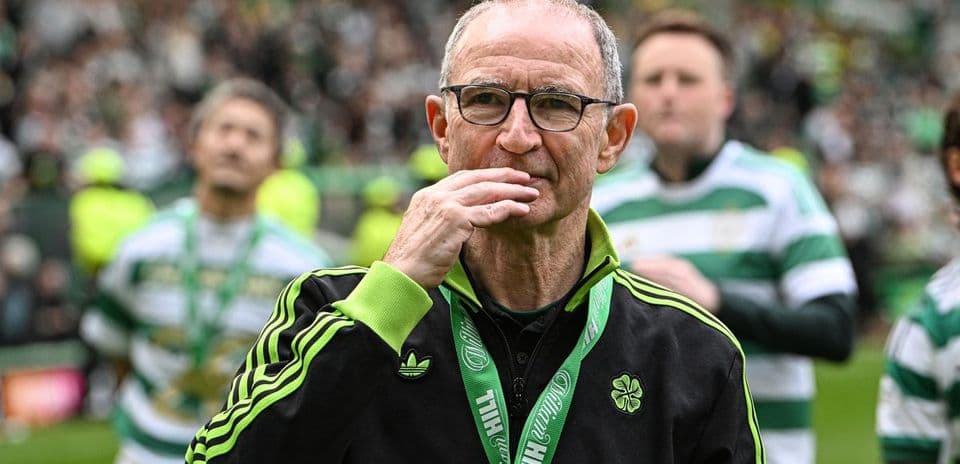 Entrenador con camiseta negra y verde en celebración