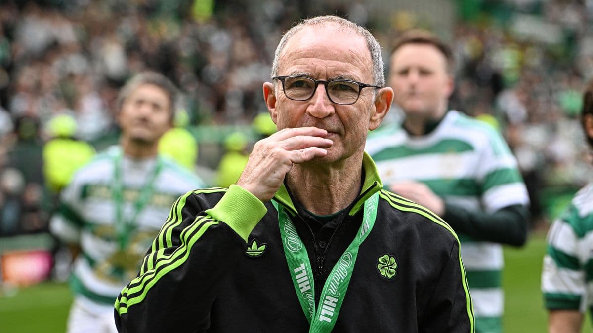 Entrenador con camiseta negra y verde en celebración