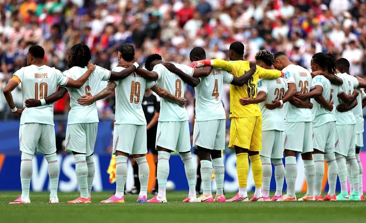 Jugadores de Francia en formación antes del partido