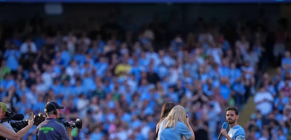 Bernardo siendo homenajeado por aficionados en el estadio