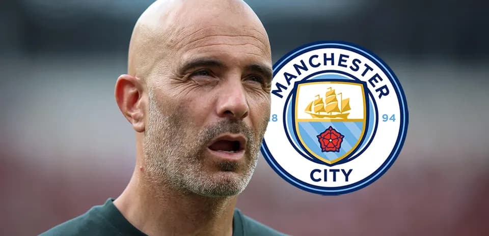 Entrenador de Manchester City con logo del club