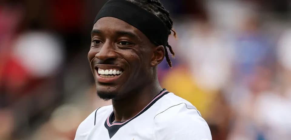 Jugador sonriendo durante un partido de fútbol