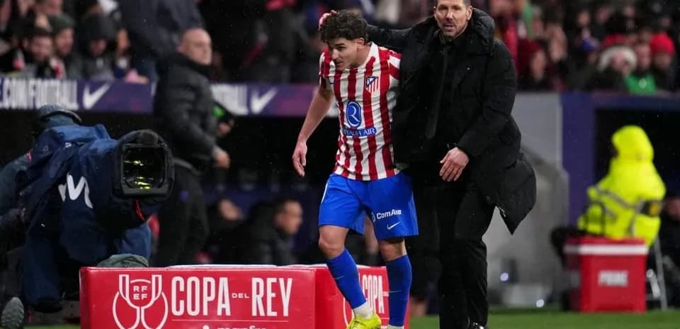 Entrenador ayudando a jugador en el borde del campo