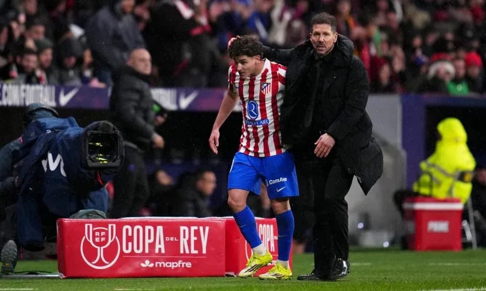 Entrenador ayudando a jugador en el borde del campo