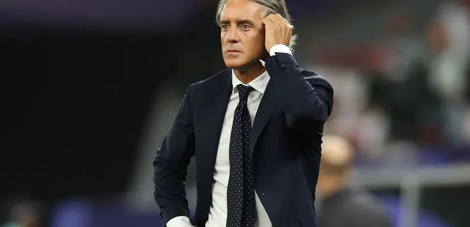 Entrenador observando el partido desde la línea lateral