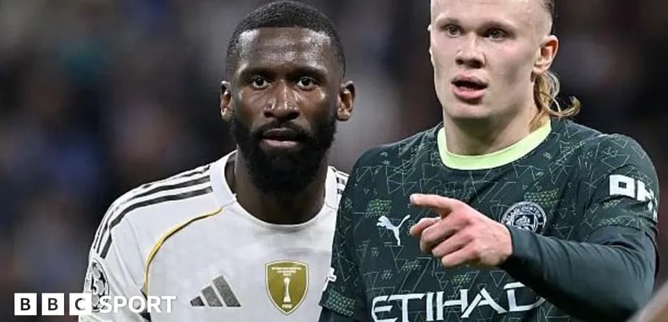 Dos jugadores en el campo durante un partido