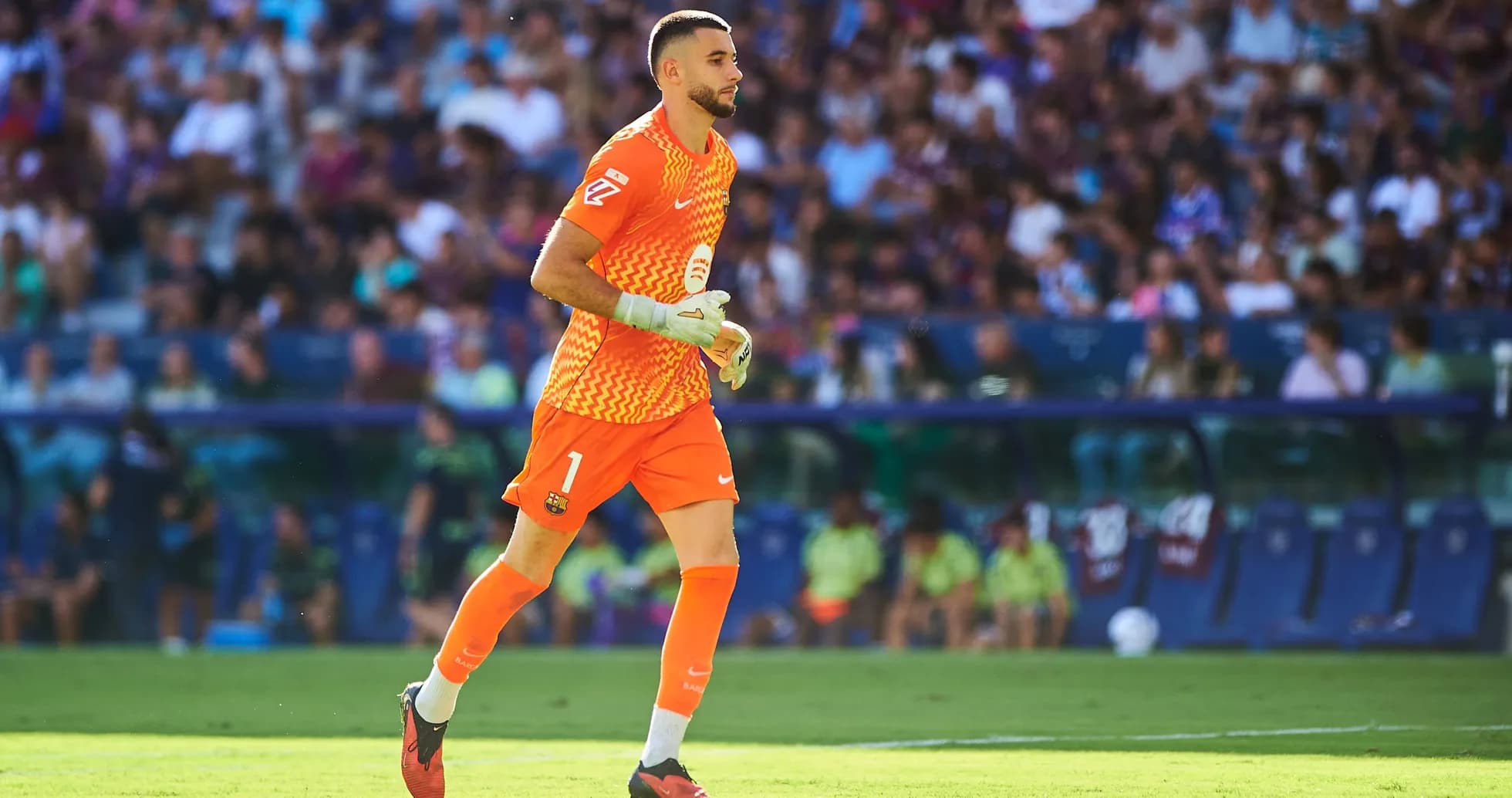 Portero de FC Barcelona en acción durante el partido