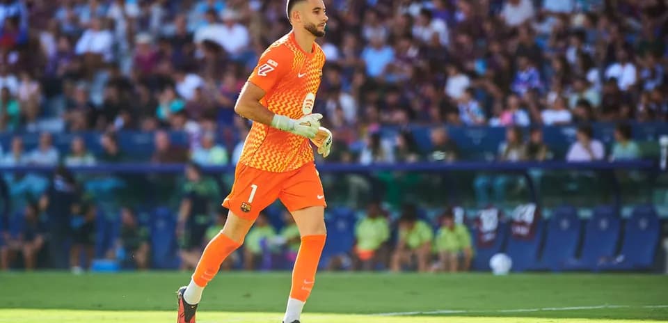 Portero de FC Barcelona en acción durante el partido