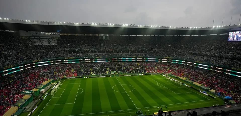 Estadio lleno durante un partido de fútbol