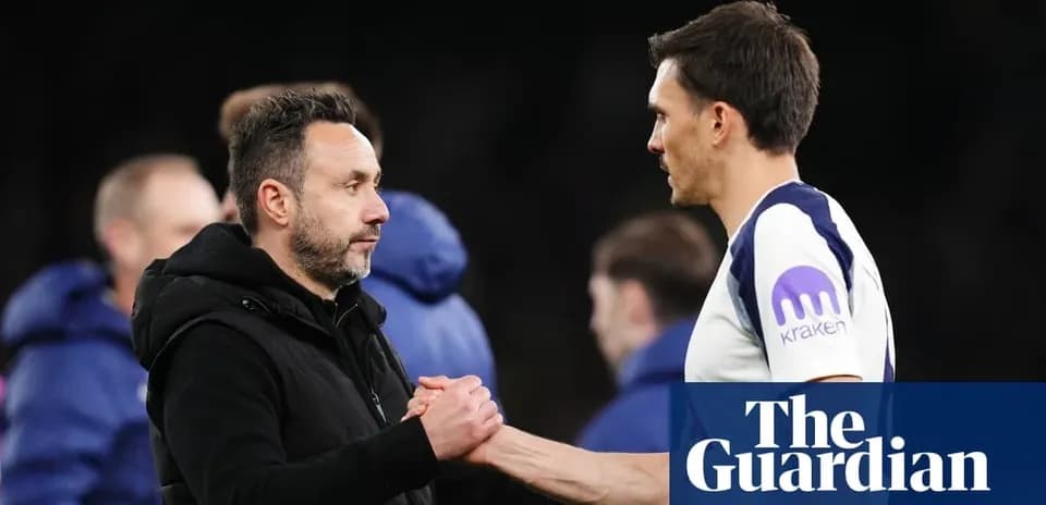 Entrenador y jugador saludándose tras el partido