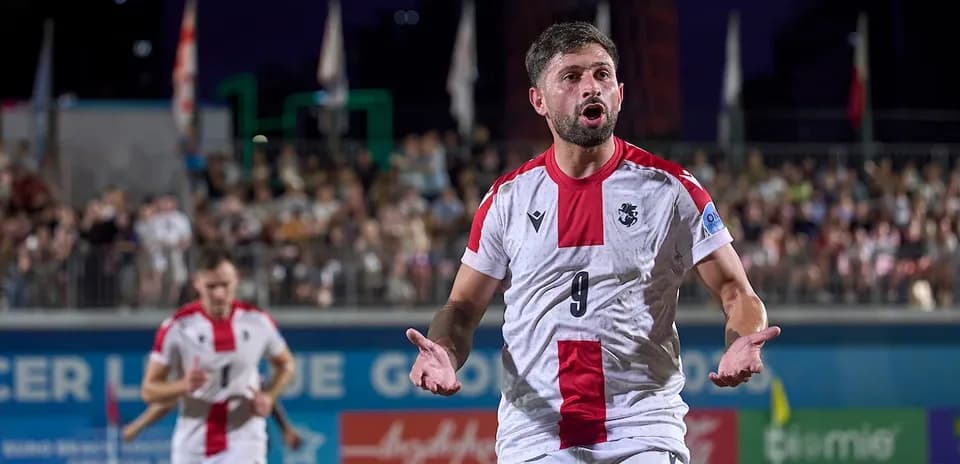 Jugador protestando durante partido de fútbol playa