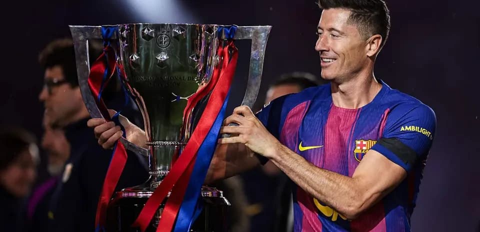Jugador de FC Barcelona levantando un trofeo