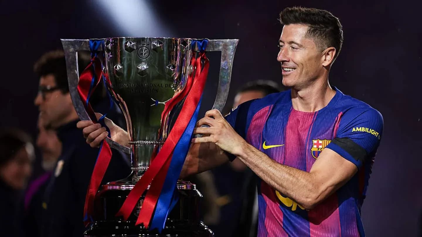 Jugador de FC Barcelona levantando un trofeo