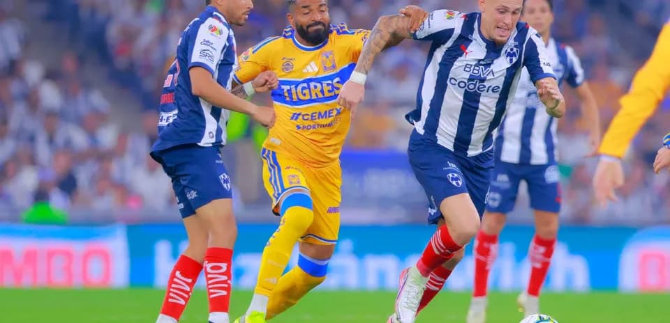 Jugadores de Monterrey y Tigres UANL en acción