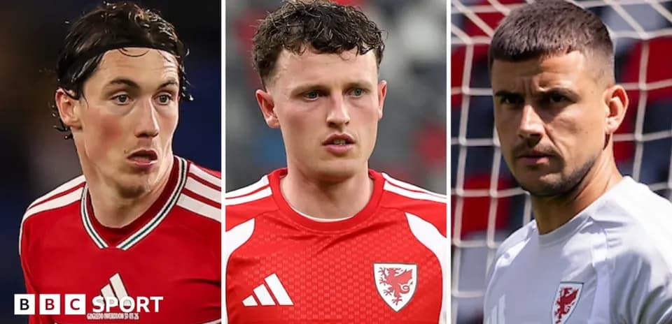 Tres jugadores de fútbol de la selección de Gales