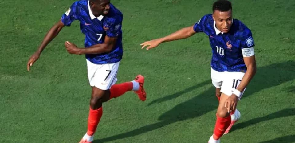 Jugadores de Francia celebrando un gol en el campo