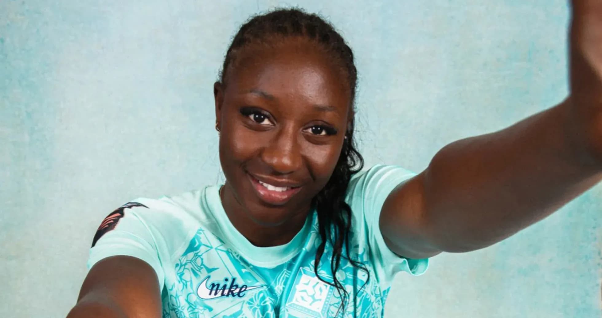 Jugadora sonriendo con camiseta de entrenamiento