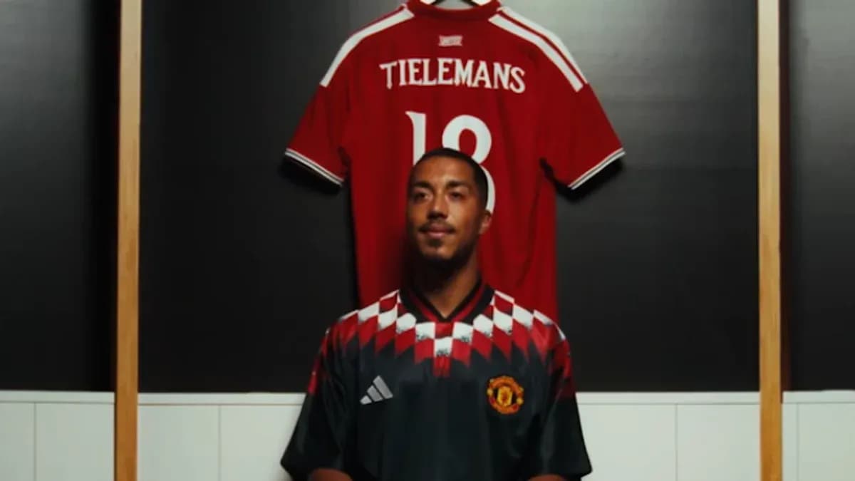 Jugador posando frente a camiseta de Tieleman