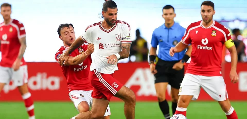 Jugador de Liverpool driblando a rival de Southampton
