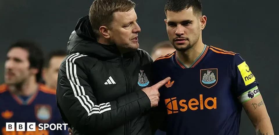 Entrenador hablando con jugador de Newcastle United