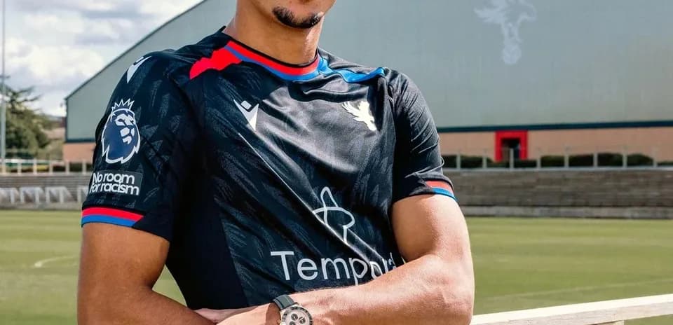 Jugador posando en campo de entrenamiento con camiseta