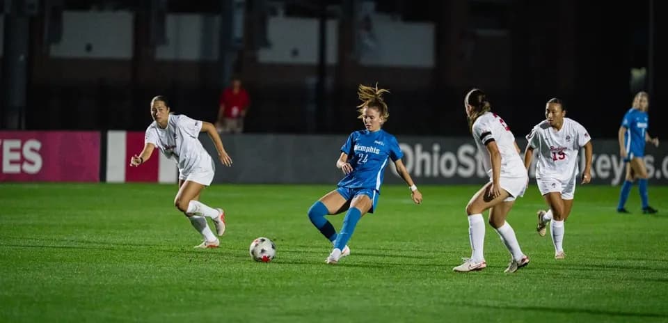 Jugadora en acción durante un partido de fútbol femenino