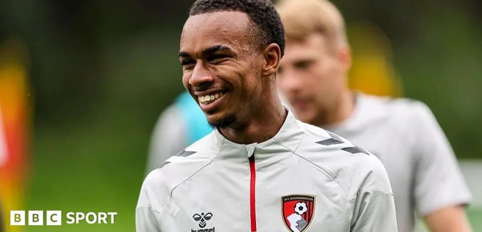 Jugador sonriendo durante entrenamiento de AFC Bournemouth