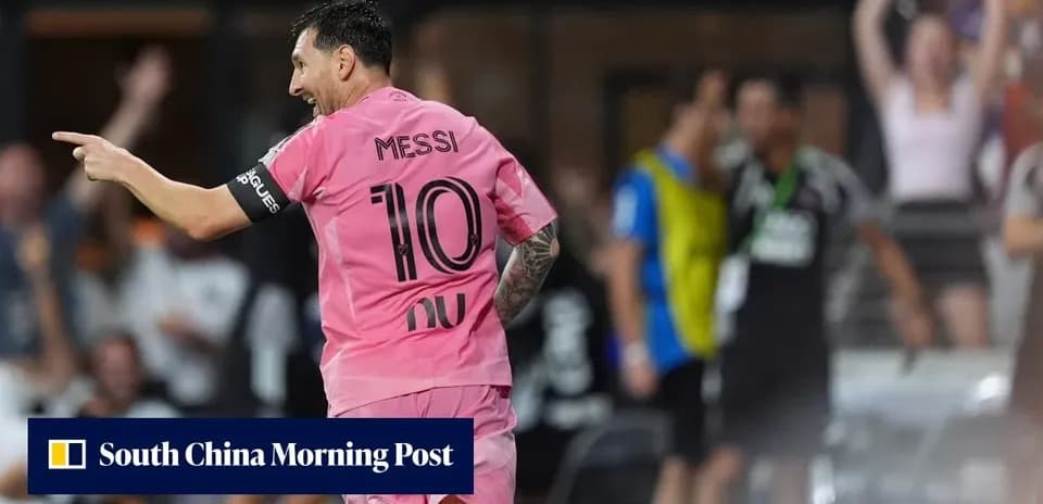 Jugador celebrando con camiseta rosa en el campo