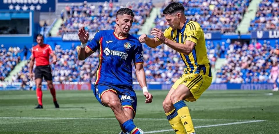 Dos jugadores luchando por el balón en La Liga