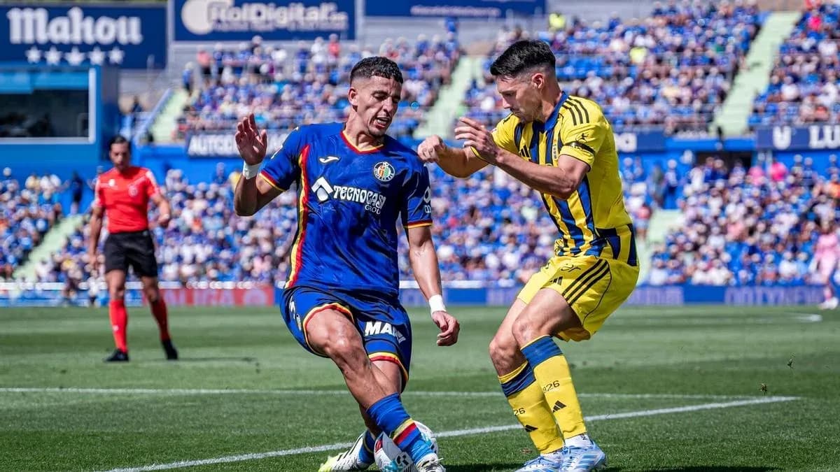 Dos jugadores luchando por el balón en La Liga