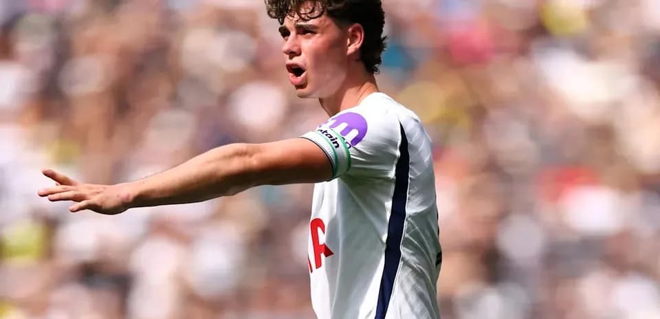 Jugador de Tottenham dando instrucciones en el campo