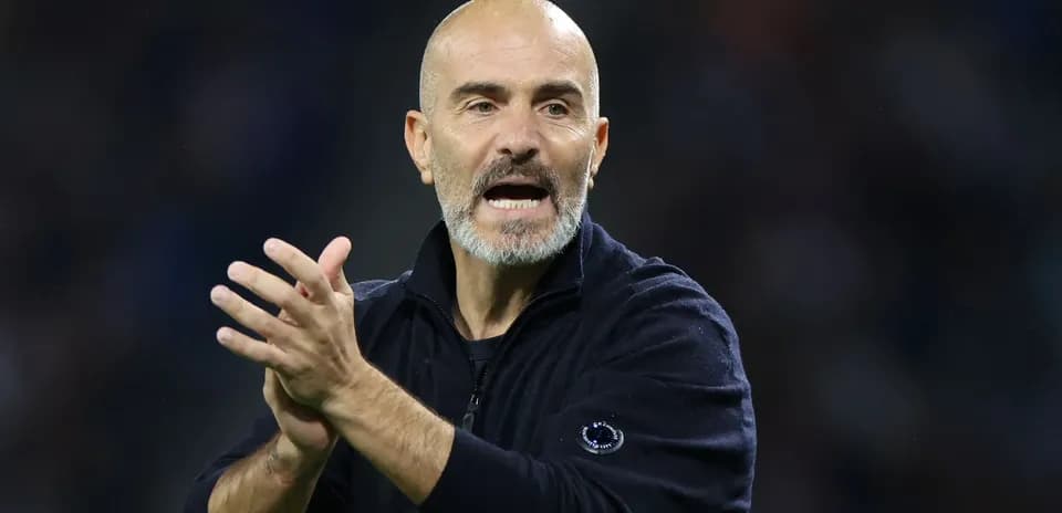 Entrenador dirigiendo a su equipo durante el partido