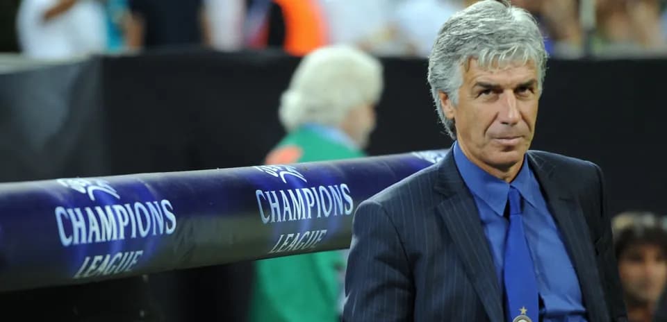 Entrenador en la banda durante un partido de Champions