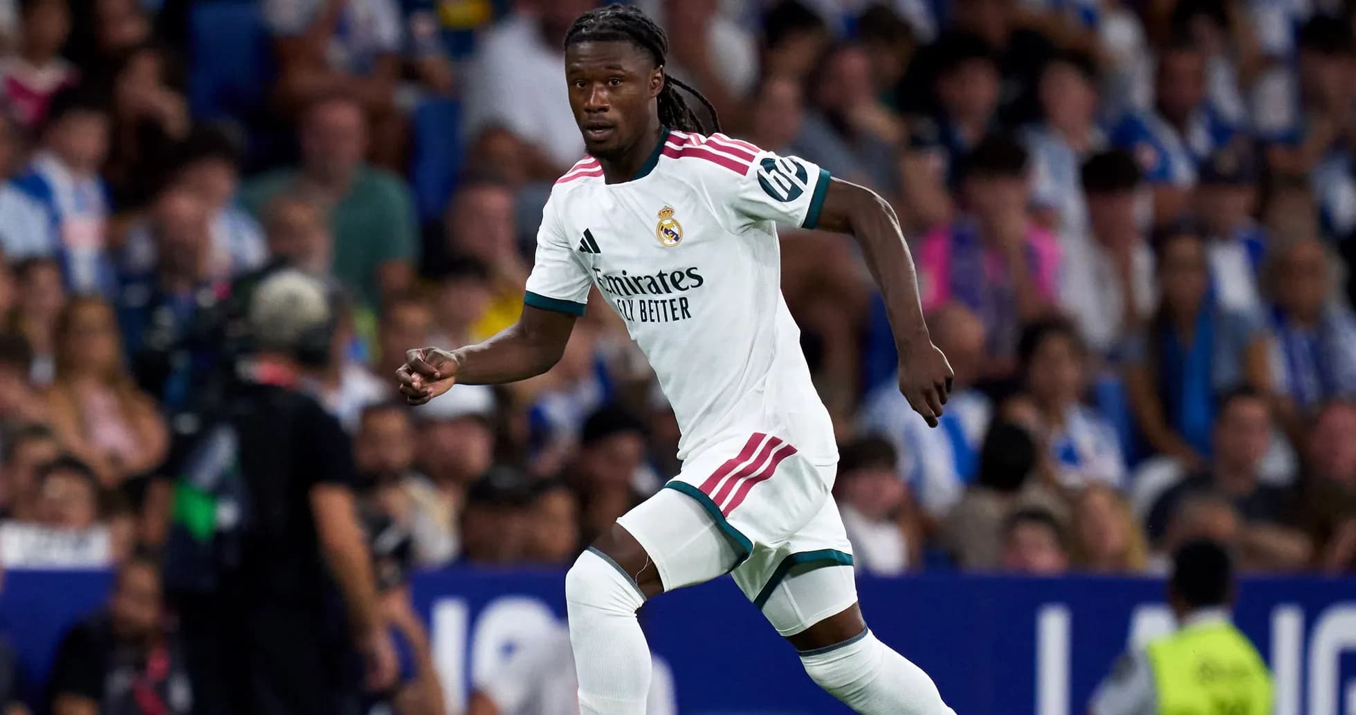 Jugador de Real Madrid corriendo durante el partido