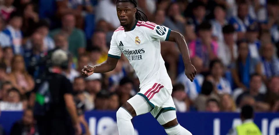 Jugador de Real Madrid corriendo durante el partido